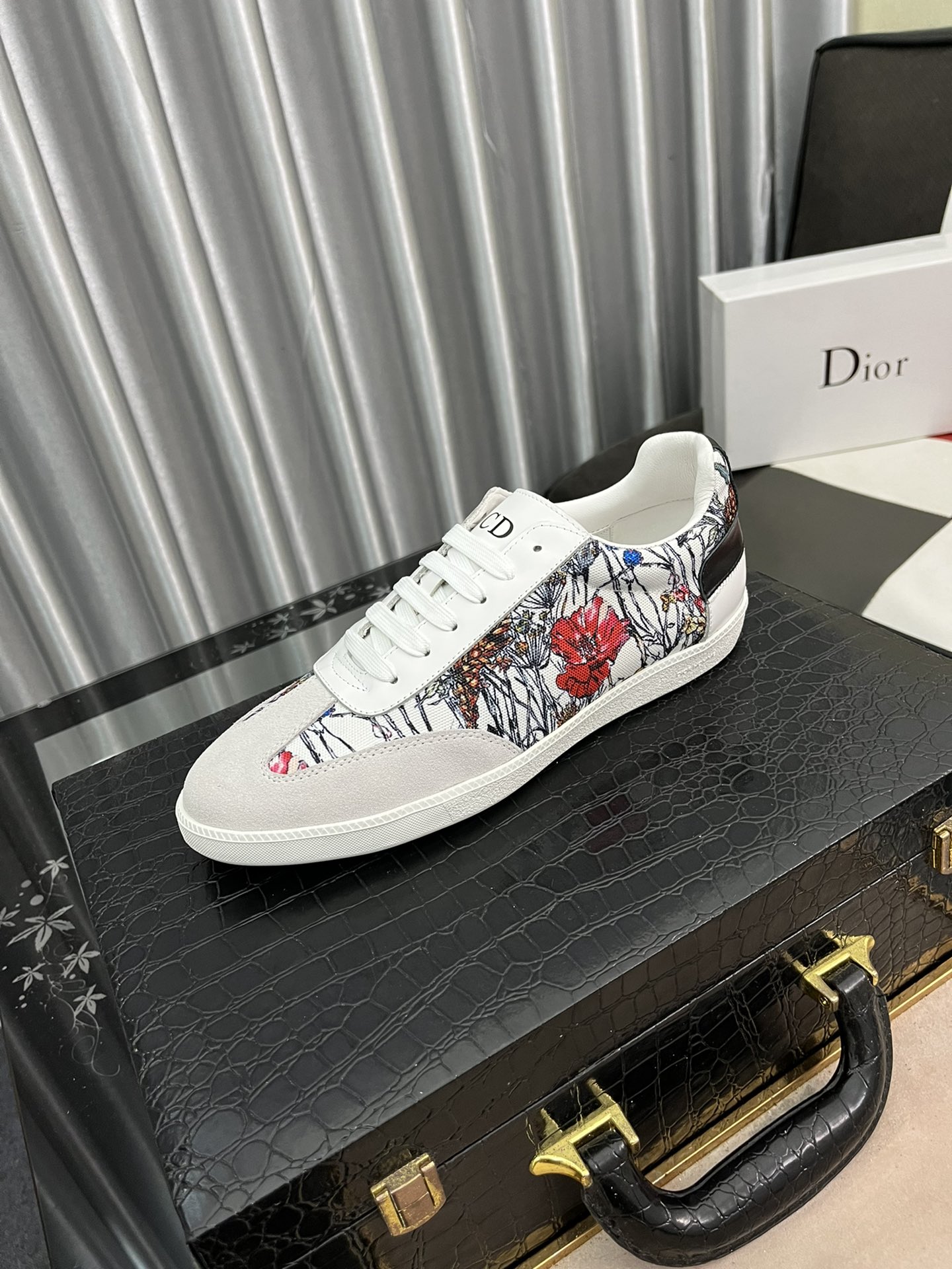 I0  迪奥 Christan Dior迪奥爆款 专柜男士~一脚蹬系列面料电绣工艺，鞋面透气 舒适透气，上脚轻便 ✅奢华尊贵!男神必备~超爆款 码：38-442⃣️色可选n