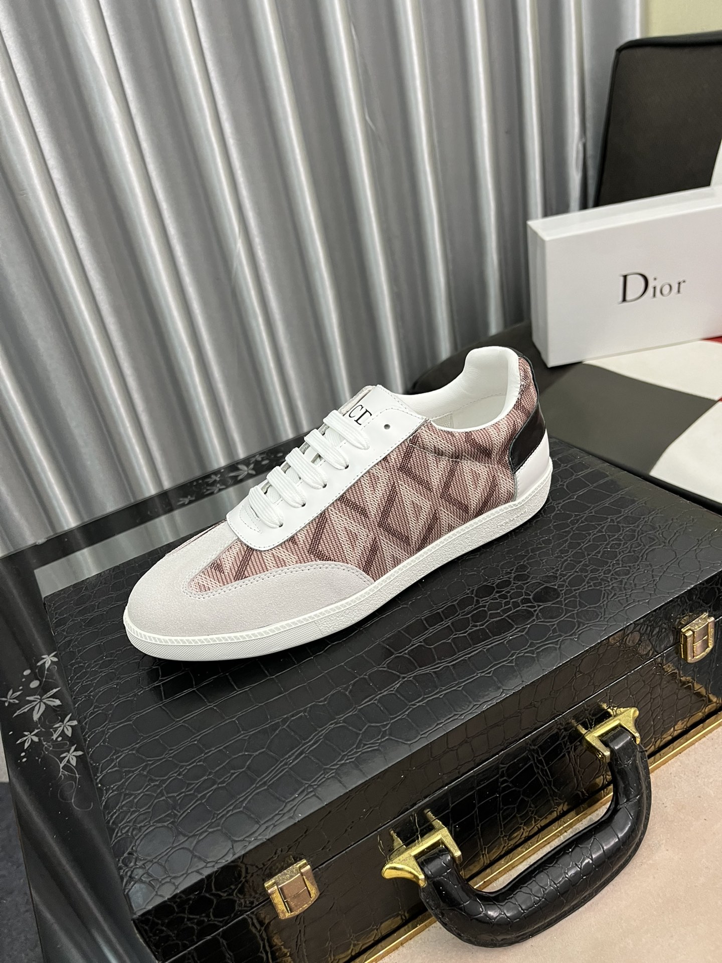 I0  迪奥 Christan Dior迪奥爆款 专柜男士~一脚蹬系列面料电绣工艺，鞋面透气 舒适透气，上脚轻便 ✅奢华尊贵!男神必备~超爆款 码：38-442⃣️色可选