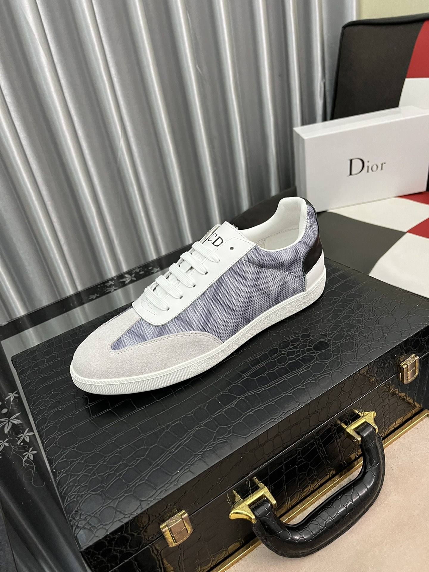 I0  迪奥 Christan Dior迪奥爆款 专柜男士~一脚蹬系列面料电绣工艺，鞋面透气 舒适透气，上脚轻便 ✅奢华尊贵!男神必备~超爆款 码：38-442⃣️色可选