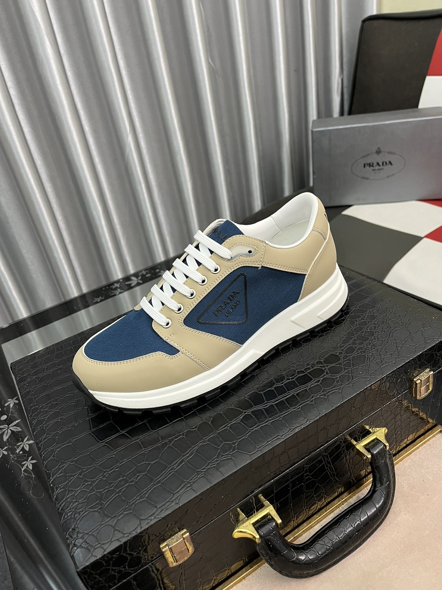 I5  普拉达意大利🇮🇹米兰-顶级男士休闲鞋鞋面采用进口头层牛皮车棱格线-水染透气猪内里，休闲时尚，版型超赞👍🏻，做工一流，专柜品质。