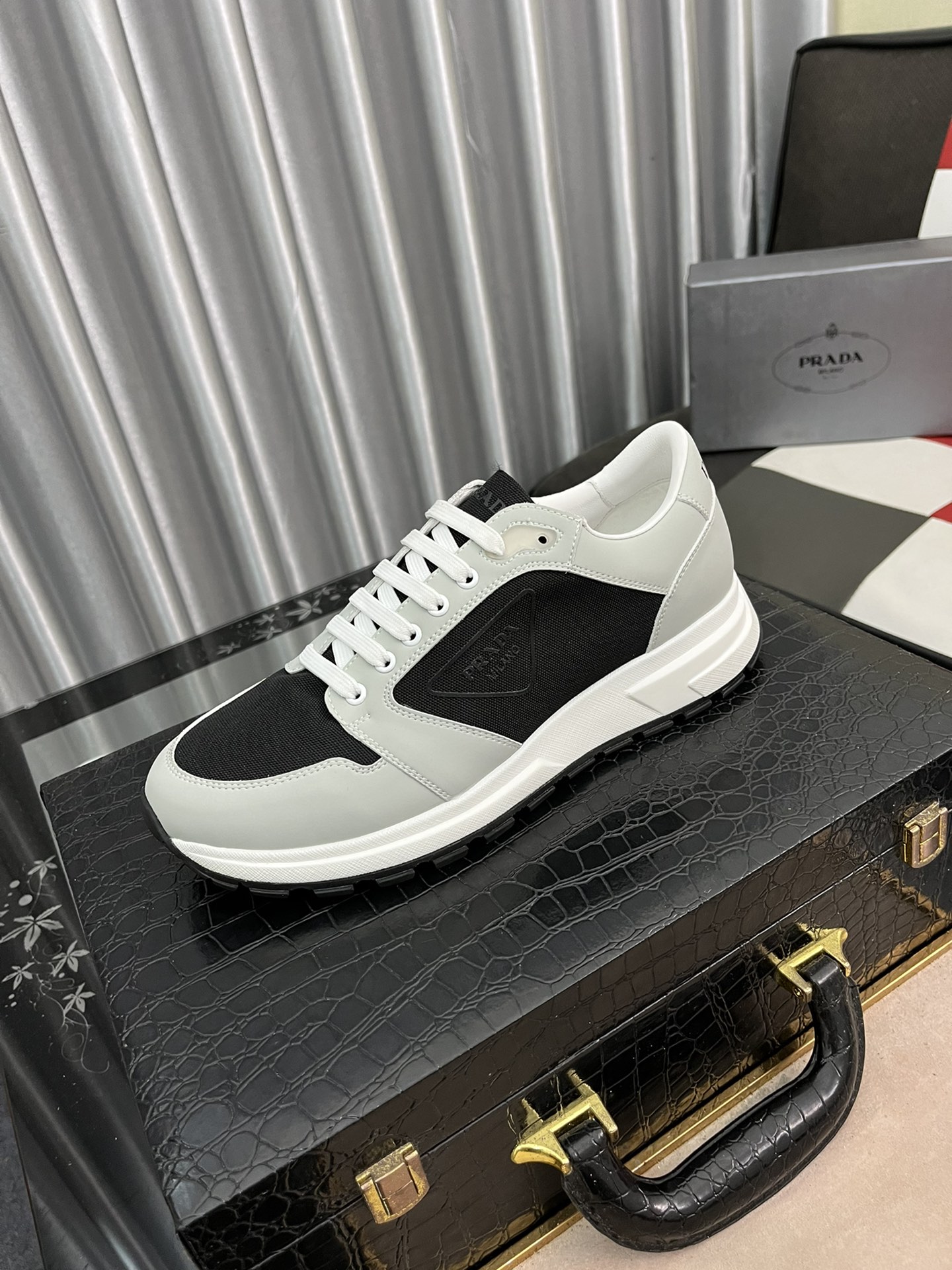 I5  普拉达意大利🇮🇹米兰-顶级男士休闲鞋鞋面采用进口头层牛皮车棱格线-水染透气猪内里，休闲时尚，版型超赞👍🏻，做工一流，专柜品质。