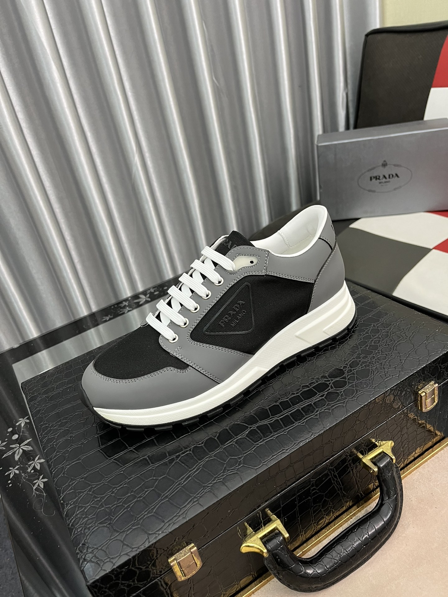 I5  普拉达意大利🇮🇹米兰-顶级男士休闲鞋鞋面采用进口头层牛皮车棱格线-水染透气猪内里，休闲时尚，版型超赞👍🏻，做工一流，专柜品质。