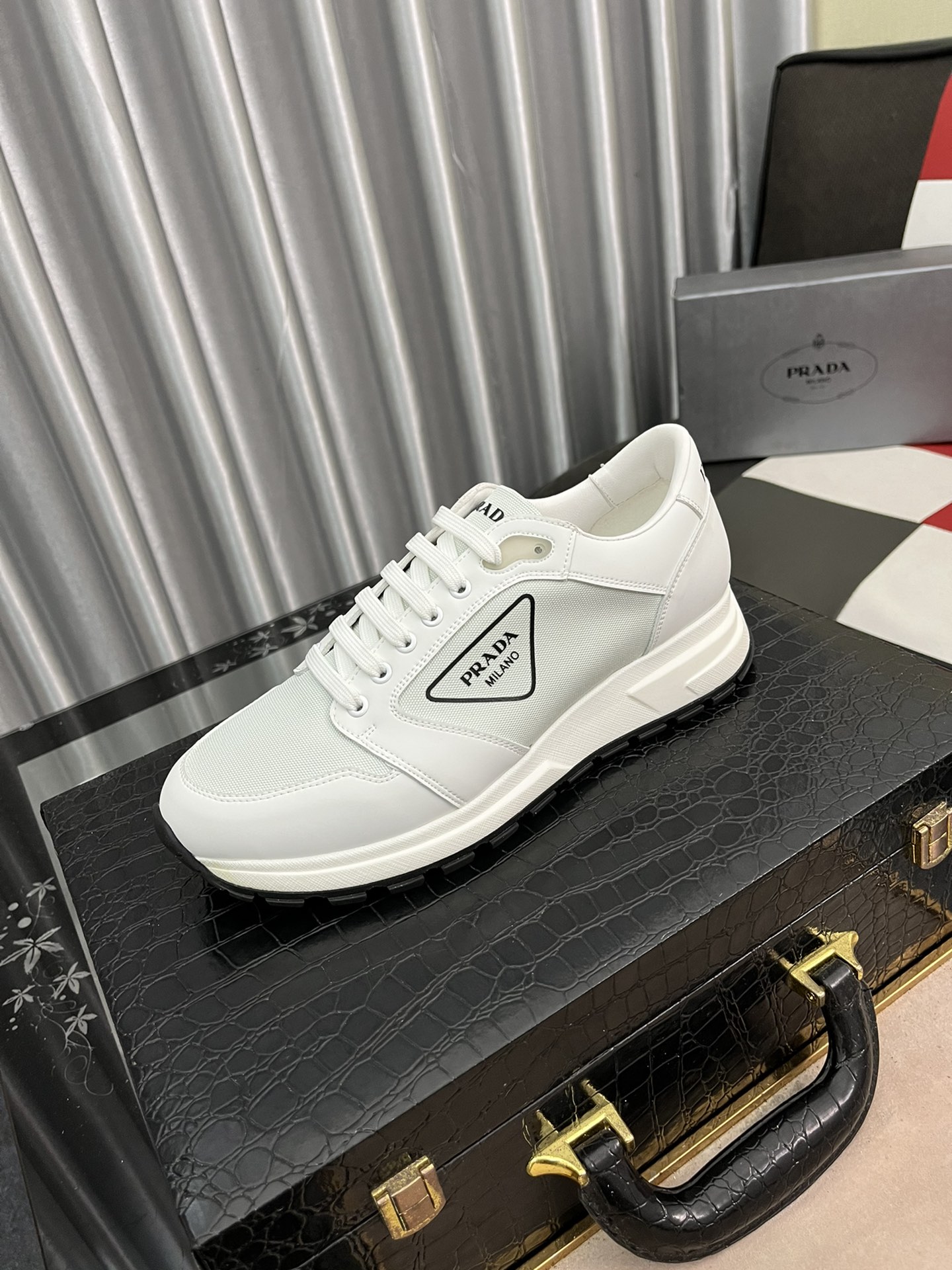 I5  普拉达意大利🇮🇹米兰-顶级男士休闲鞋鞋面采用进口头层牛皮车棱格线-水染透气猪内里，休闲时尚，版型超赞👍🏻，做工一流，专柜品质。