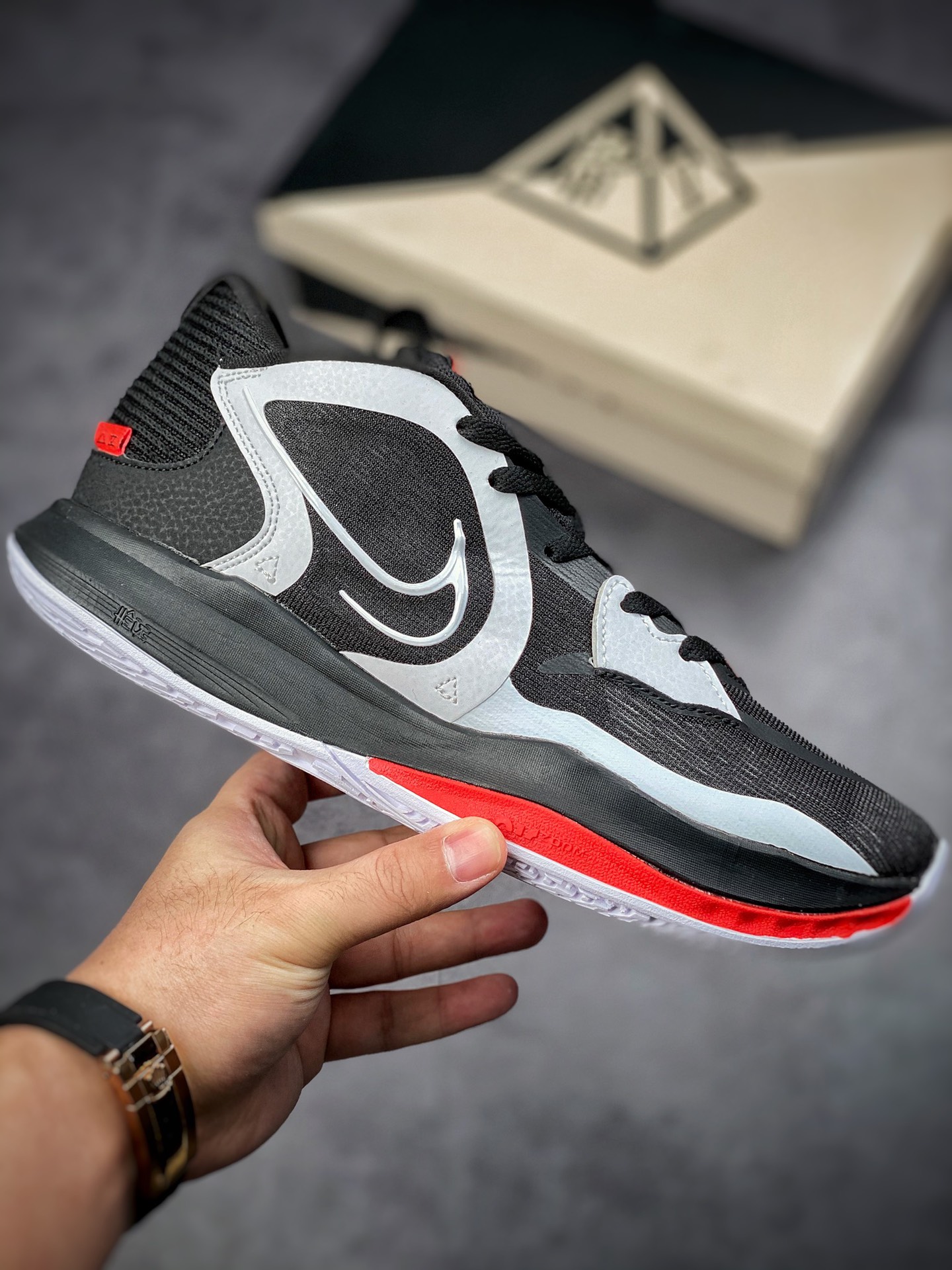 200 Nike Kyrie Low 5 EP 欧文5代低帮休闲运动篮球鞋 DJ6012-001