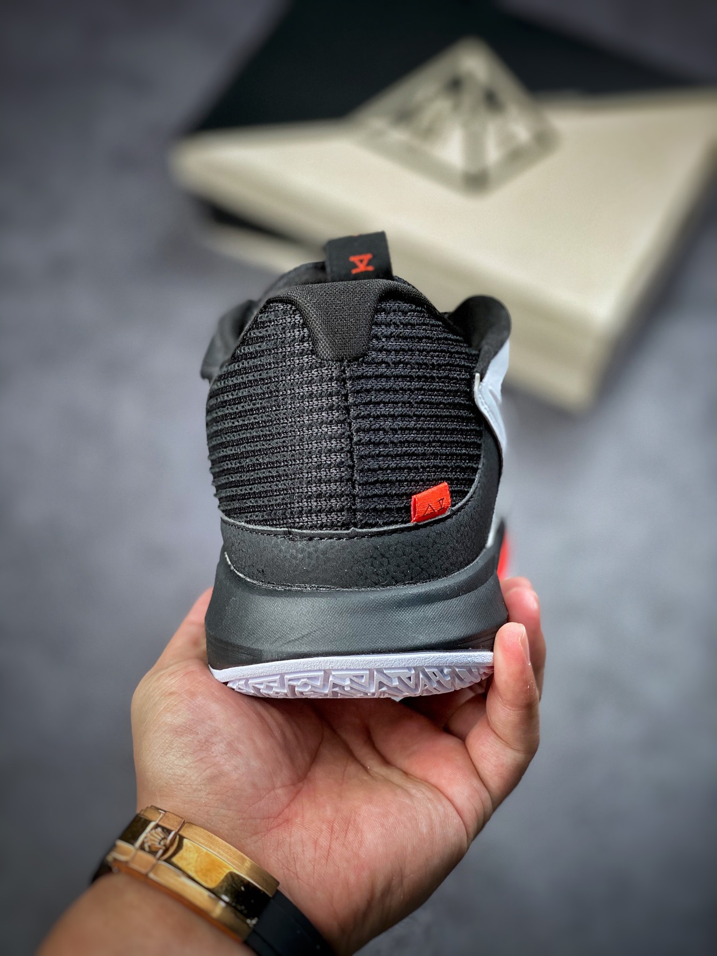 200 Nike Kyrie Low 5 EP 欧文5代低帮休闲运动篮球鞋 DJ6012-001