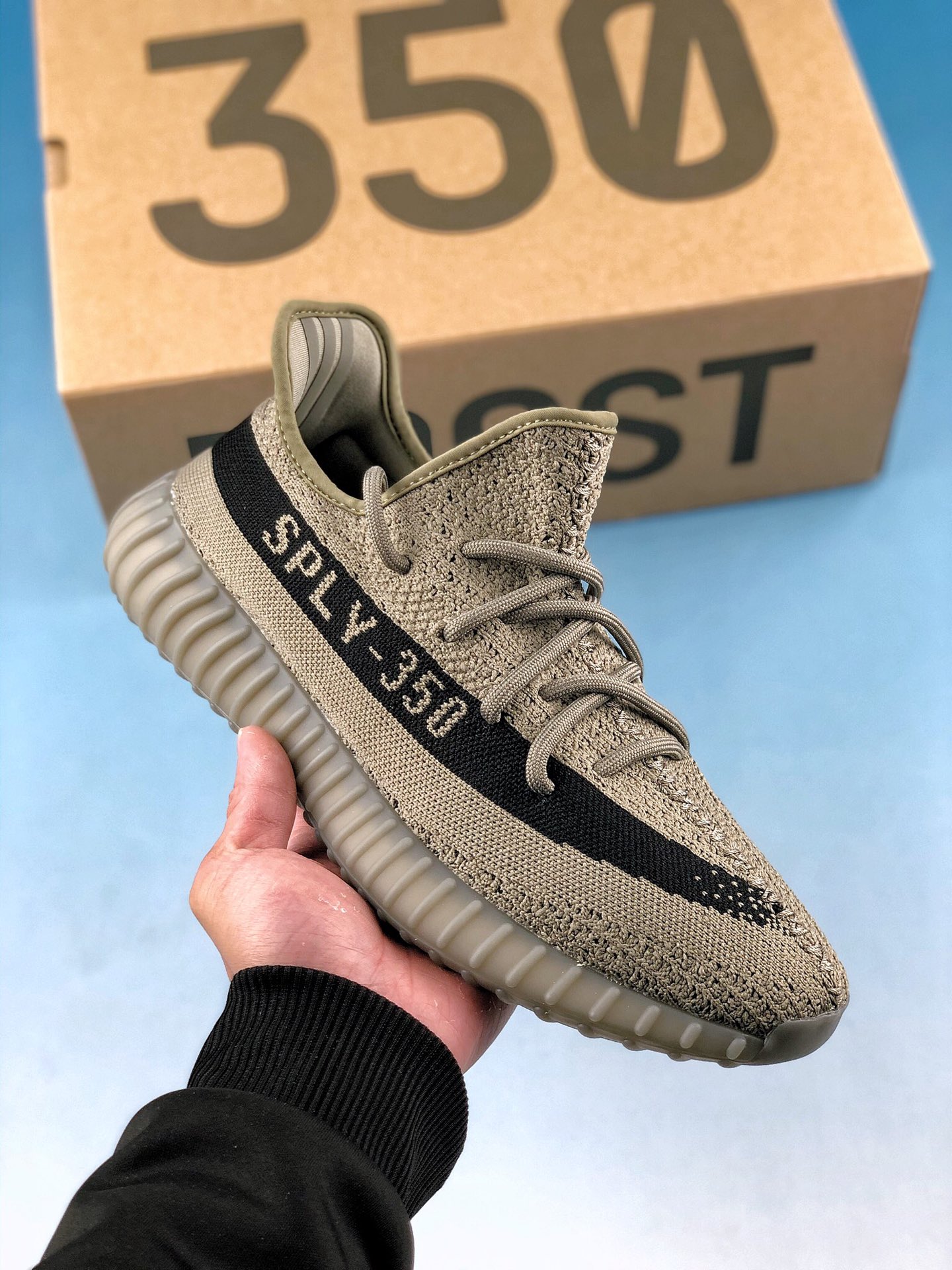 本地自取 核心放店
椰子/Yeezy 350V2 灰黑  一款全新油漆条 Yeezy Boost 350v2释出，整双鞋以卡其色呈现，延续侃爷拿手的大地色主题，鞋面酷似此前发售的芝麻 Yeezy 350V2，鞋侧是黑色油漆条设计，辨识度超高。中底延续经典 Boost 中底，采用半透明橡胶包覆，进一步规避氧化现象的困扰，后跟取消了鞋提设计。虽然不是初代配色，但依然是经典的油漆条造型。原织面纯原1.0 
货号：HP7870  
尺码：36 36.5 37 38 38.5 39 40 40.5 41 42 42.5 43 44 44.5 45 46 47.5 48