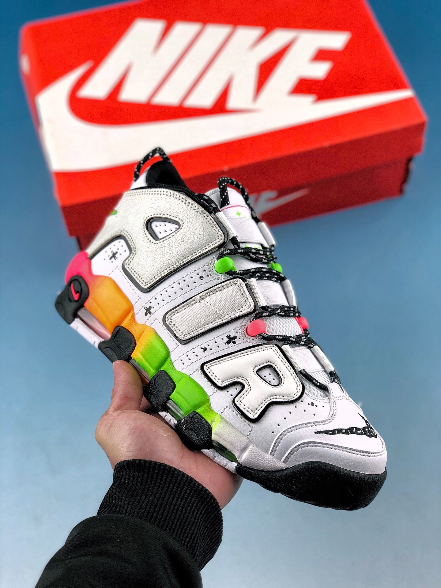 本地自取 支持放店
Nk Air More Uptempo 96 QS 皮蓬初代系列经典高街百搭休闲运动篮球鞋 
货号：921948-102
尺码：36 36.5 37.5 38 38.5 39 40 40.5 41 42 43.5 43 44 44.5 45