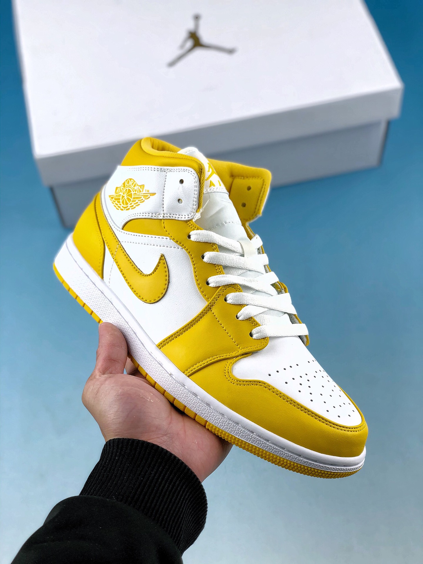 本地自取 终端放店
Air Jordan 1 Mid AJ中帮复古篮球鞋 白黄货号：BQ6472-117价格定位良心 平台专用代工流水线出品 一眼公司既视感 拿到手的一瞬间就与众不同 碾压市面所有版本 认准细节 全部原鞋开发 每一个配色都会采购原鞋确认细节 打破市面看图做货无好货之说 细节精确 所有配色原数据档案开发SIZE：36 36.5 37.5 38 38.5 39 40 40.5 41 42 42.5 43 44 44.5 45 46