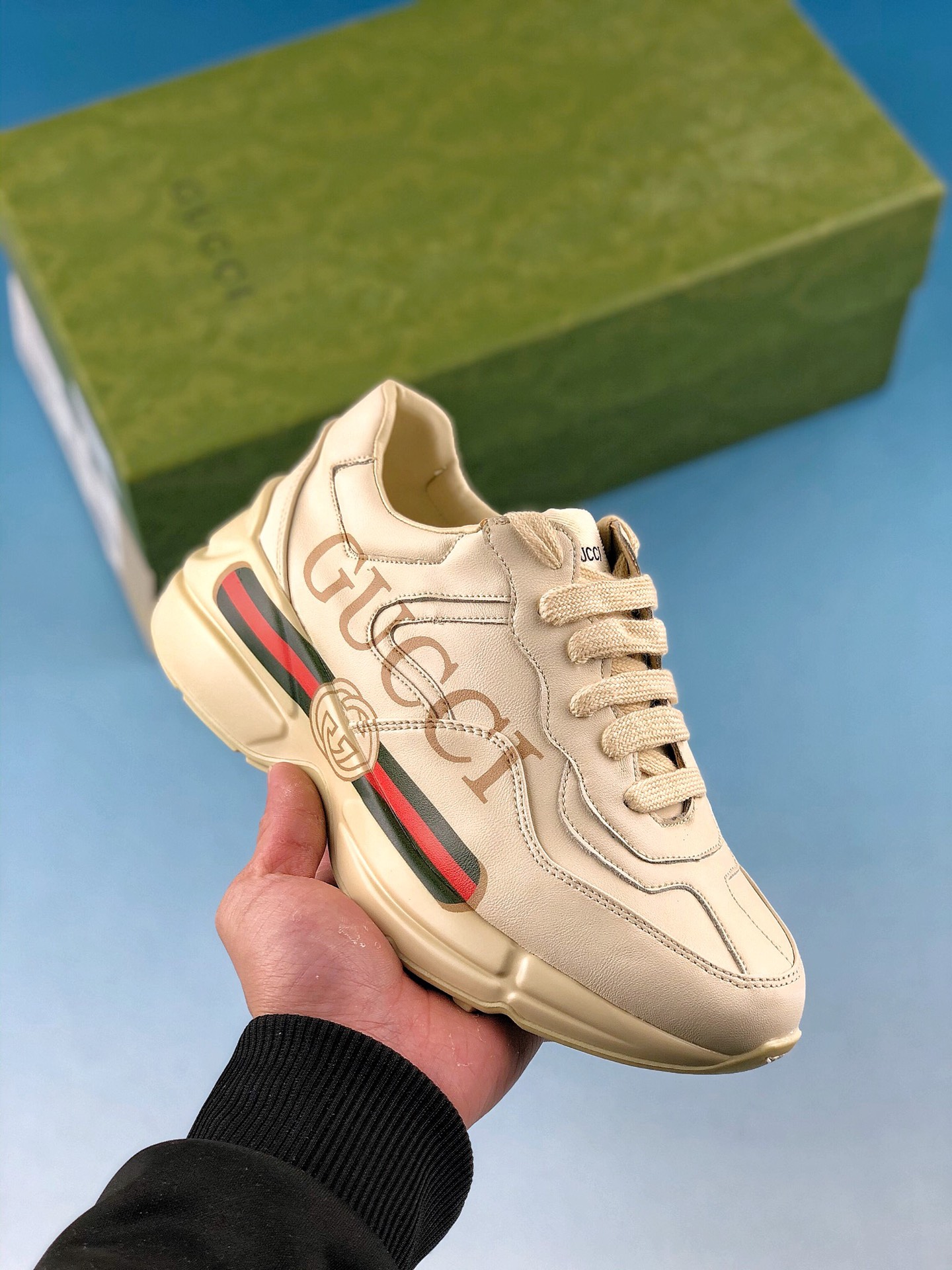 福利特价
本地自取  终端放货
Gucci Rhyton Vintage Trainer Sneaker 古驰老爹5D皮革角状复古慢跑老爹鞋
＃代购级混卖版本 完美复刻全套专柜包装物及配件 鞋底嵌入核心防伪芯片装置
#意大利手工代工厂原楦，出厂定制真丝绸防尘鞋套袋
#原装雪梨形超软沙绒纸团 细节制造精品
#专柜一致双透明贴标，尺码+长度。说明书单独贴附在外盒标上
#原装代工底厂数据复模，配比还原度96%，回弹MD中底，加耐磨TPR耐磨外底（抗磨缓震）
尺码：35 36 37 38 39 40 41 42 43 44