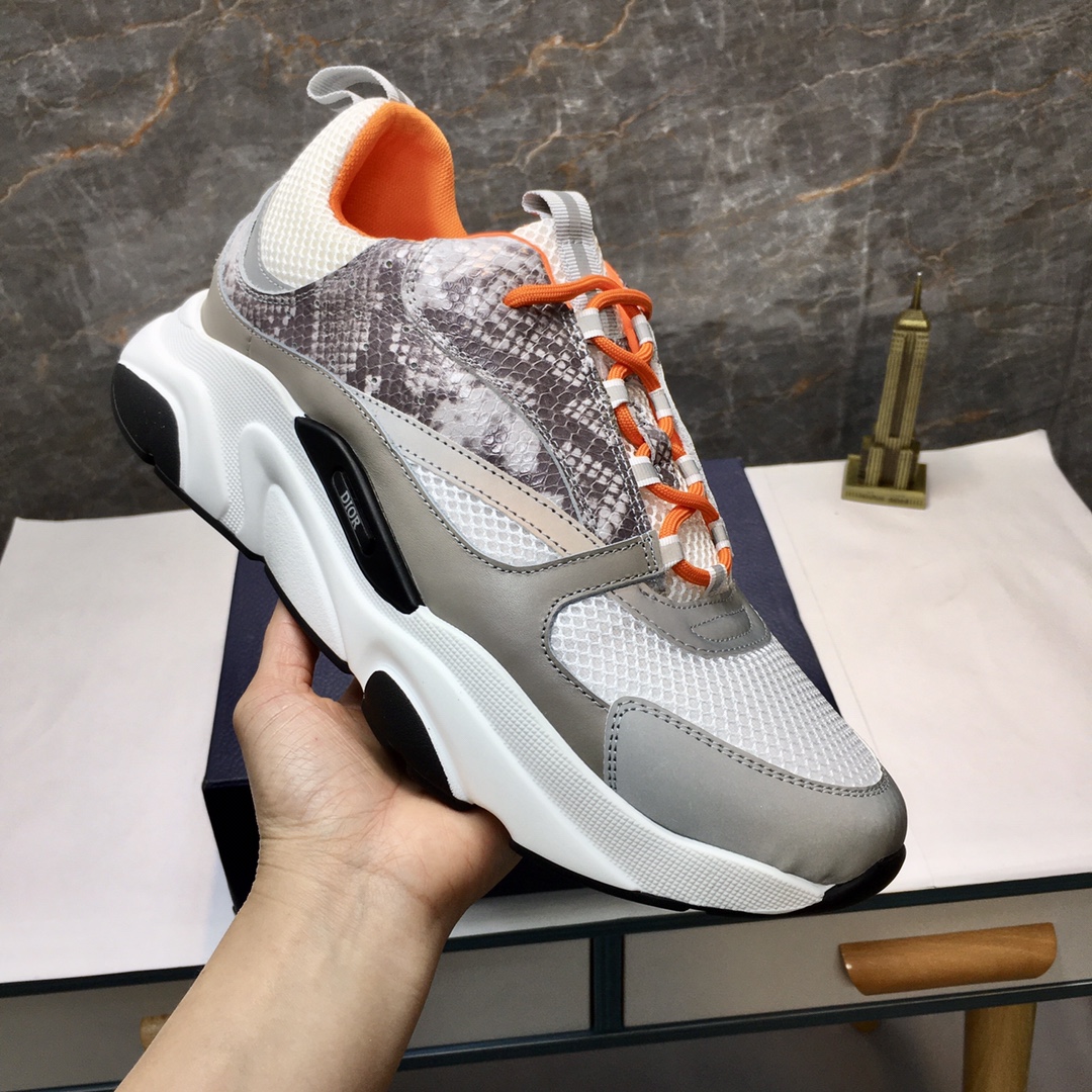 J0  手机实拍图 迪奥 情侣装爆款上市，Dior专柜运动👉👉采用进口牛皮配透气网布+网布内里🚧️非常运动时尚，采用最新研制的超舒适大底 此款轻便·透气·百搭❗️休闲出行必备，