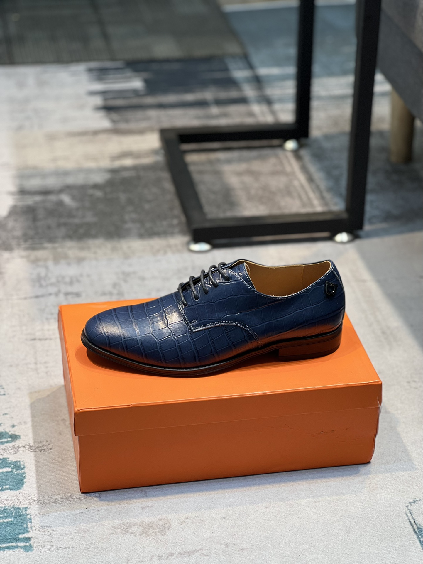 J5 菲拉格慕2022最🙈原版复刻👟👟👟可到做工一流 鞋面意大利🇮🇹进口小牛皮❗真皮内里@适合出行，原版复刻大底，让你适合各种出行，尽显低调奢华。