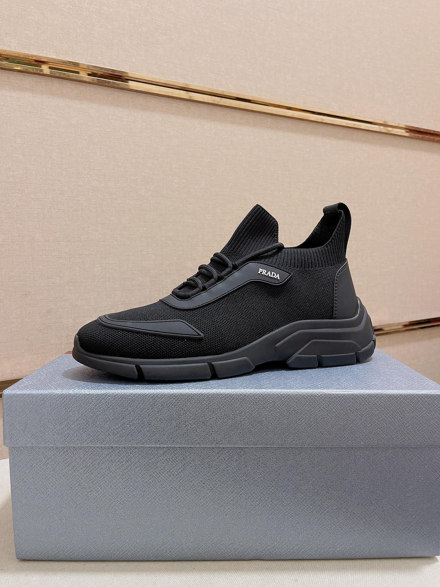 I5 普拉达官网最🎁🎁休闲时尚男鞋👟，爆款💥版型简洁大气，潮男专属.独有的官网最新品牌元素元素👑古奇原版装饰，时尚又大方，飞织原版牛皮✅透气内里，官网指定耐磨休闲大底，专柜经典款实物拍摄🎬38-44