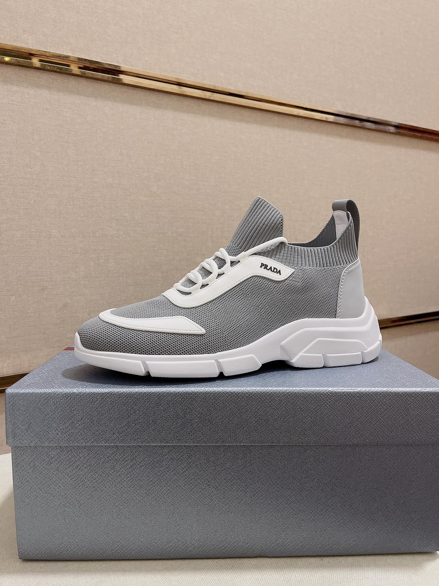 I5 普拉达官网最🎁🎁休闲时尚男鞋👟，爆款💥版型简洁大气，潮男专属.独有的官网最新品牌元素元素👑古奇原版装饰，时尚又大方，飞织原版牛皮✅透气内里，官网指定耐磨休闲大底，专柜经典款实物拍摄🎬38-44