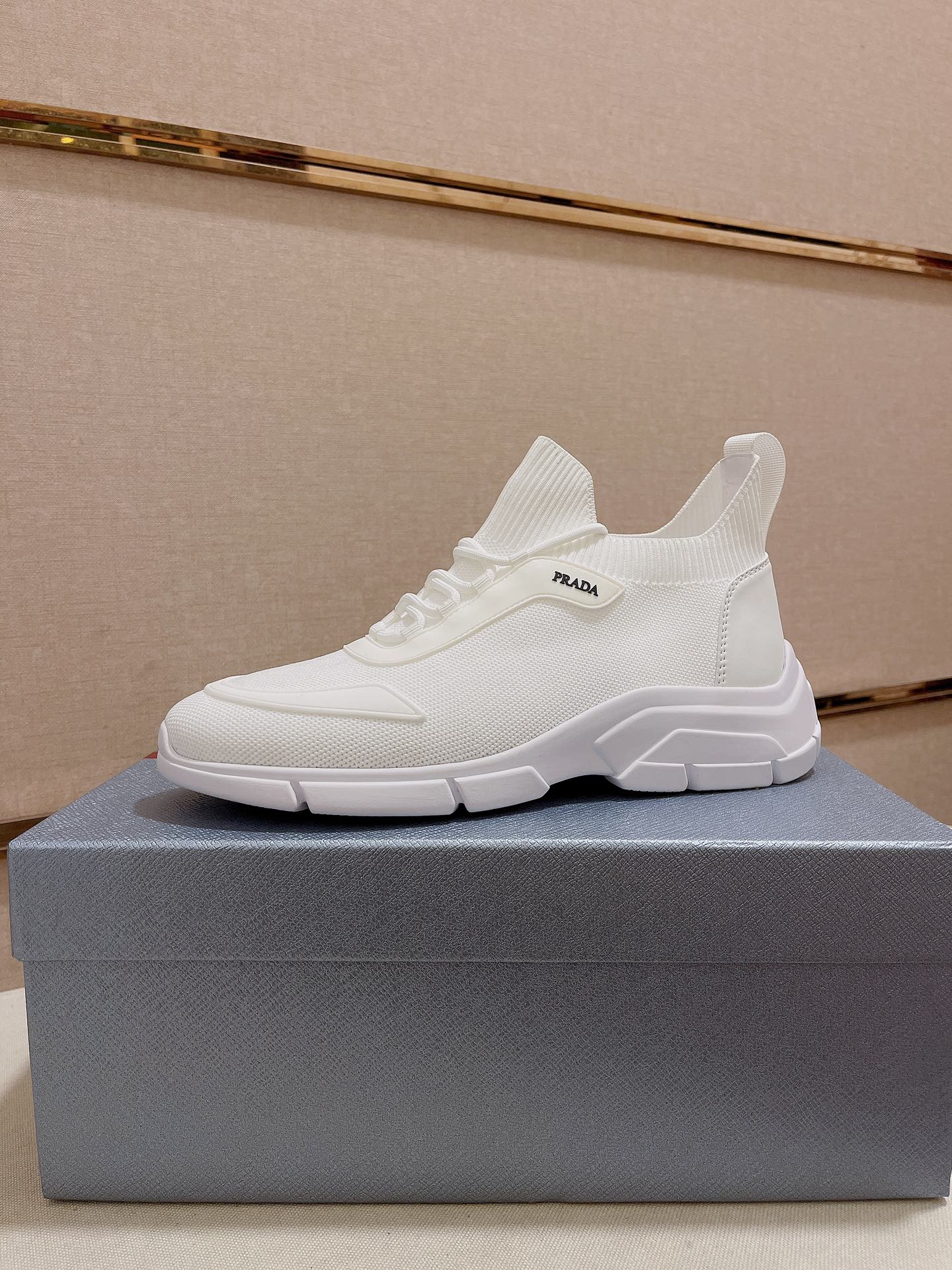 I5 普拉达官网最🎁🎁休闲时尚男鞋👟，爆款💥版型简洁大气，潮男专属.独有的官网最新品牌元素元素👑古奇原版装饰，时尚又大方，飞织原版牛皮✅透气内里，官网指定耐磨休闲大底，专柜经典款实物拍摄🎬38-44