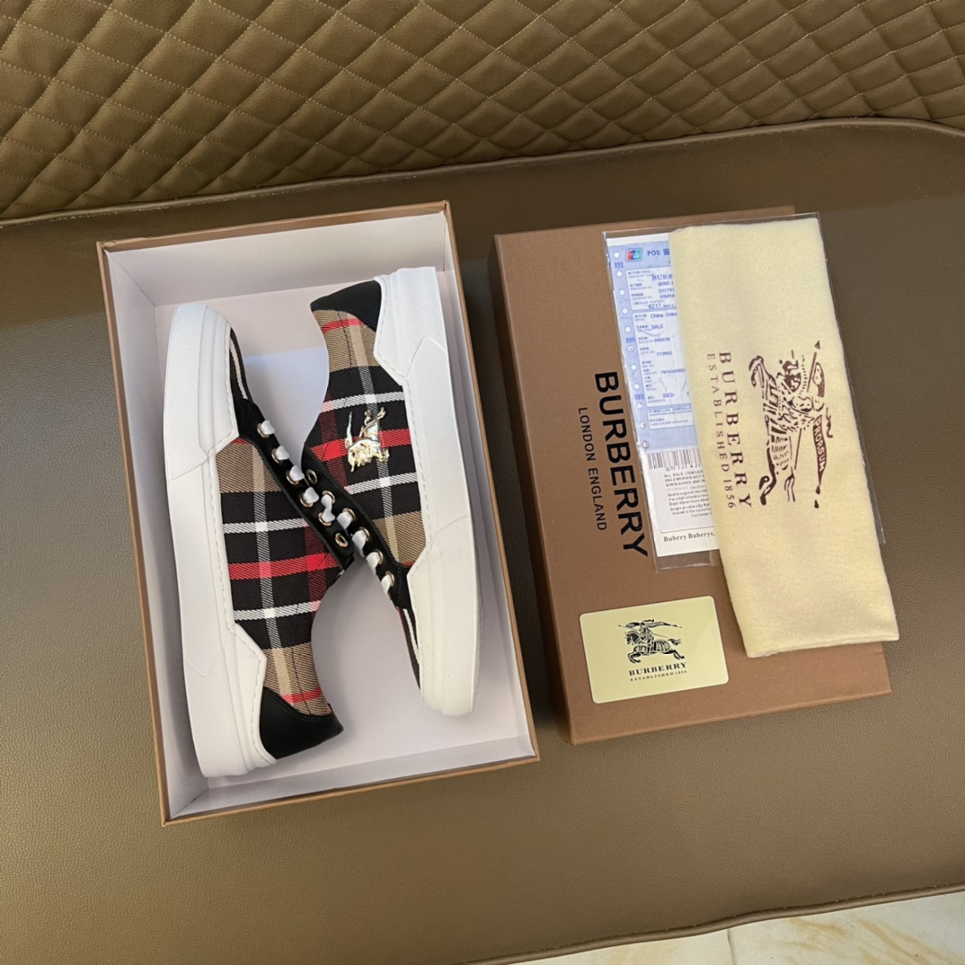 I5    Burberry 巴宝莉 经典休闲鞋2022休闲运动男鞋，懒人套脚板鞋 帆船鞋 全新米兰时装时尚的设计，完美做工，原版复刻 霸气花纹😍 材质：头层磨砂牛皮柔软舒适，羊皮鞋垫，适合户外青年跑步🏃户外司机驾车鞋 🚗套脚方便 懒人乐福首选原版橡胶耐磨大底，男鞋
