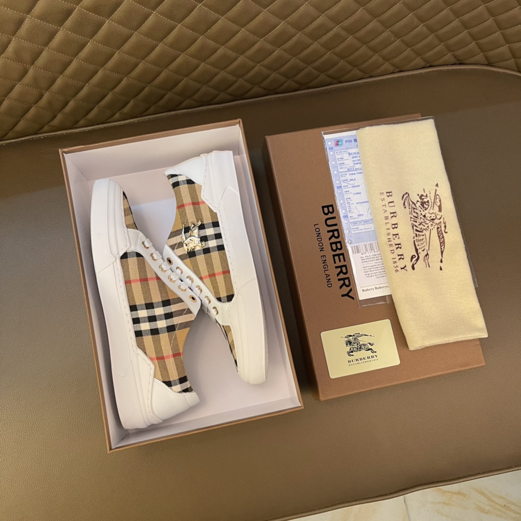 I5    Burberry 巴宝莉 经典休闲鞋2022休闲运动男鞋，懒人套脚板鞋 帆船鞋 全新米兰时装时尚的设计，完美做工，原版复刻 霸气花纹😍 材质：头层磨砂牛皮柔软舒适，羊皮鞋垫，适合户外青年跑步🏃户外司机驾车鞋 🚗套脚方便 懒人乐福首选原版橡胶耐磨大底，男鞋