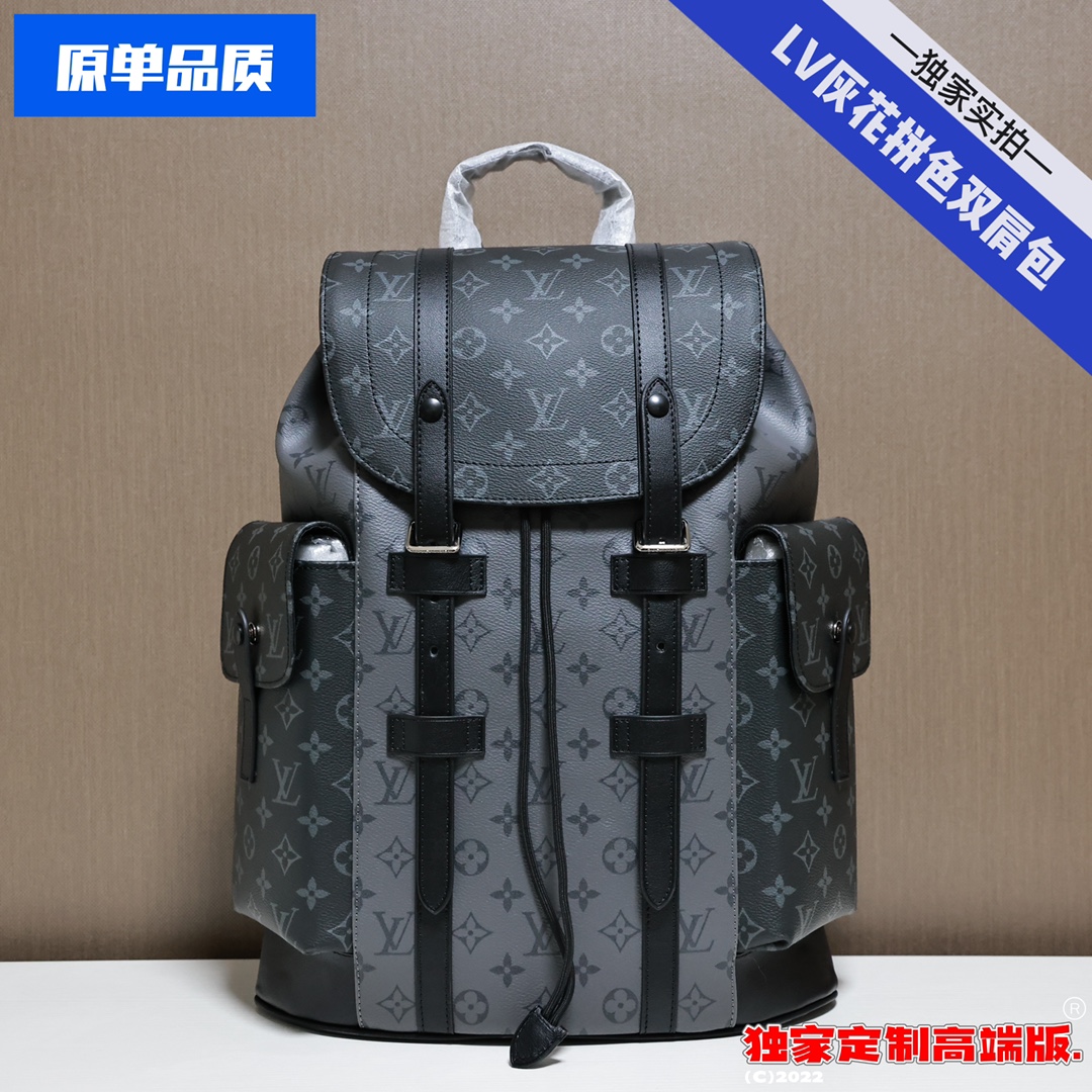 Lv黑武士双肩包💰420(高端版本) 由Monogram Eclipse 帆布与 Monogram Eclipse Reverse 帆布制成,搭配黑色皮革饰边,重新演绎远足背包的精神,灰色与黑色色调搭配银色摁扣与拉链,设有多个口袋和一块带摁扣的皮革翻盖,以确保包内物品安排,织物内衬一牛皮饰边一可调节肩带一 1 个可装 iPad 的内袋一拉链内袋。 规格:44*38*21cm