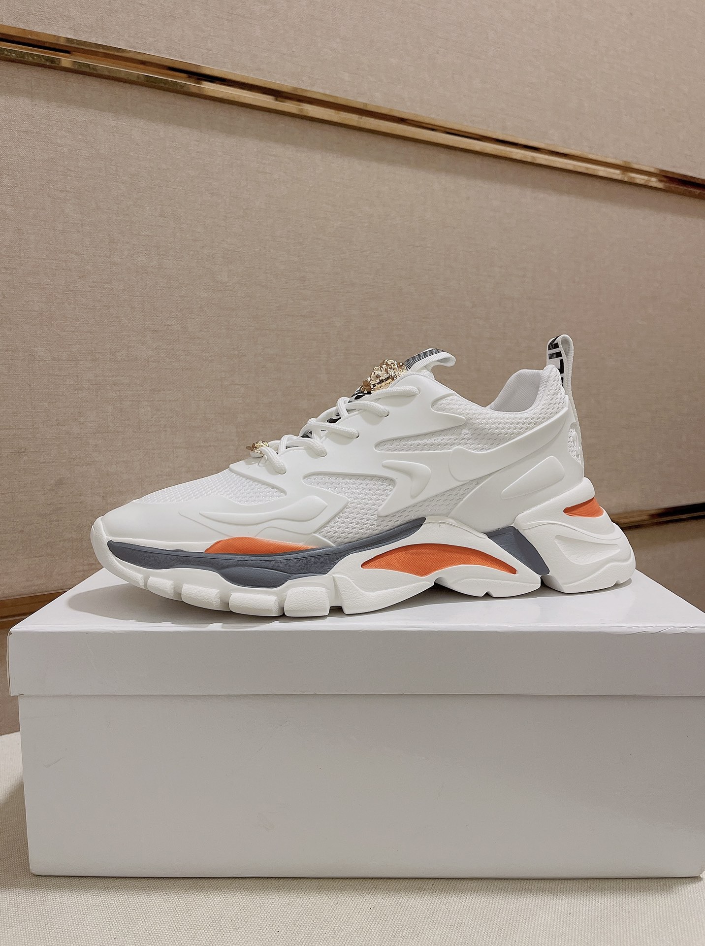 I5 Versace 范思哲👊🏻鞋面🇮🇹进口飞织面料。🇩🇪内里进口水染羊皮内里 。原版大底开模，每一位男士的身份衬托，上脚大气稳重🚶🏻🚶🏻高端定制专柜原版复刻📯不管风吹雨打鞋楦不变，经得起时间的验证🔍️，🔵