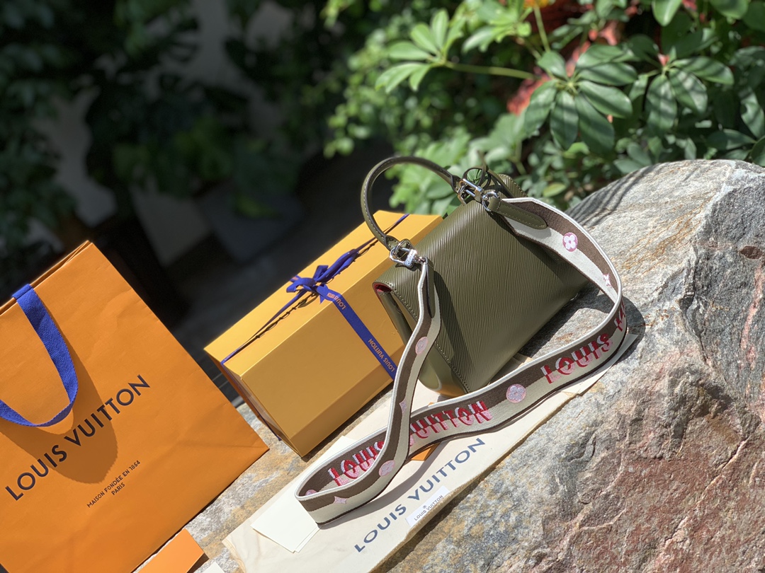 🌼 m58928绿色尺寸20 x 16 x 7.5 CM海外私渠里拿到了柜上同步到店的L&V新款CLUN