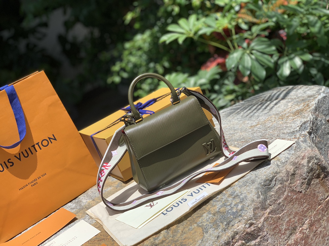 🌼 m58928绿色尺寸20 x 16 x 7.5 CM海外私渠里拿到了柜上同步到店的L&V新款CLUN