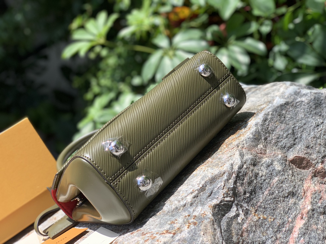 🌼 m58928绿色尺寸20 x 16 x 7.5 CM海外私渠里拿到了柜上同步到店的L&V新款CLUN