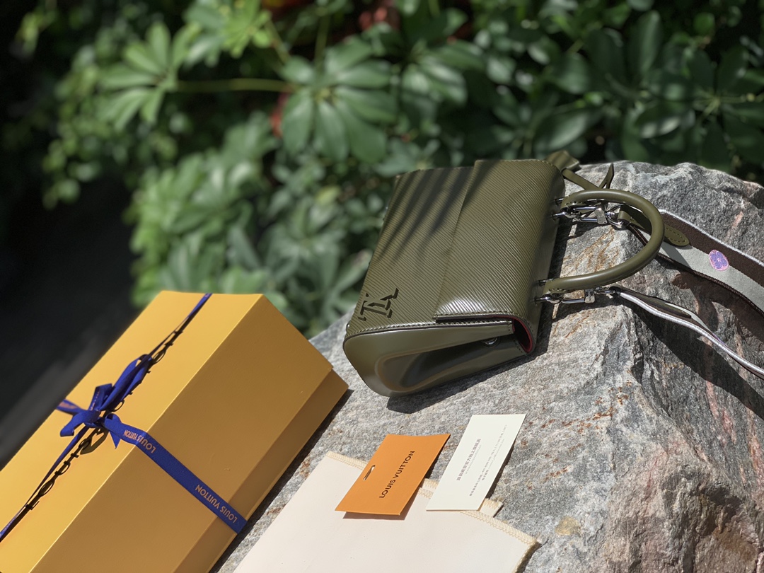 🌼 m58928绿色尺寸20 x 16 x 7.5 CM海外私渠里拿到了柜上同步到店的L&V新款CLUN