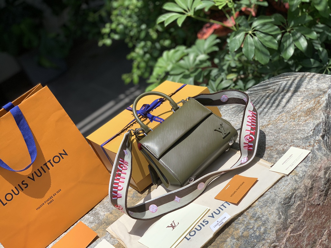 🌼 m58928绿色尺寸20 x 16 x 7.5 CM海外私渠里拿到了柜上同步到店的L&V新款CLUN