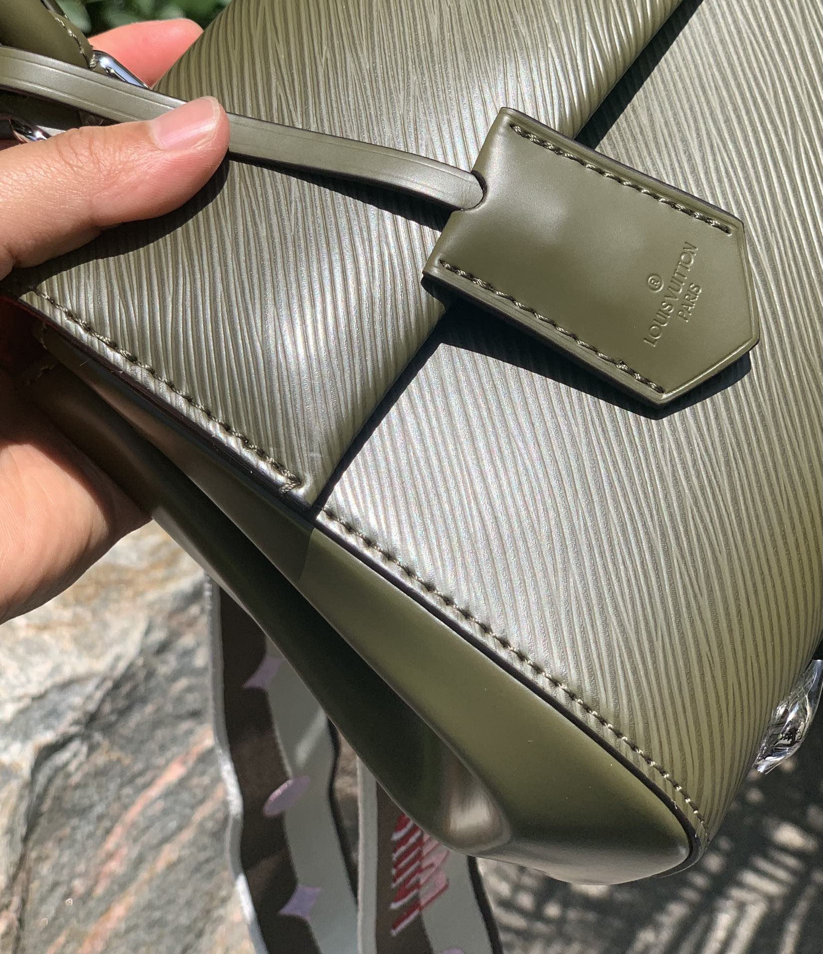 🌼 m58928绿色尺寸20 x 16 x 7.5 CM海外私渠里拿到了柜上同步到店的L&V新款CLUN