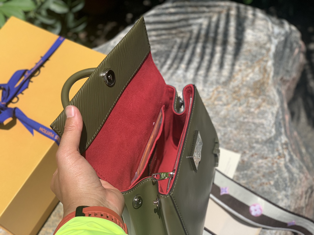 🌼 m58928绿色尺寸20 x 16 x 7.5 CM海外私渠里拿到了柜上同步到店的L&V新款CLUN