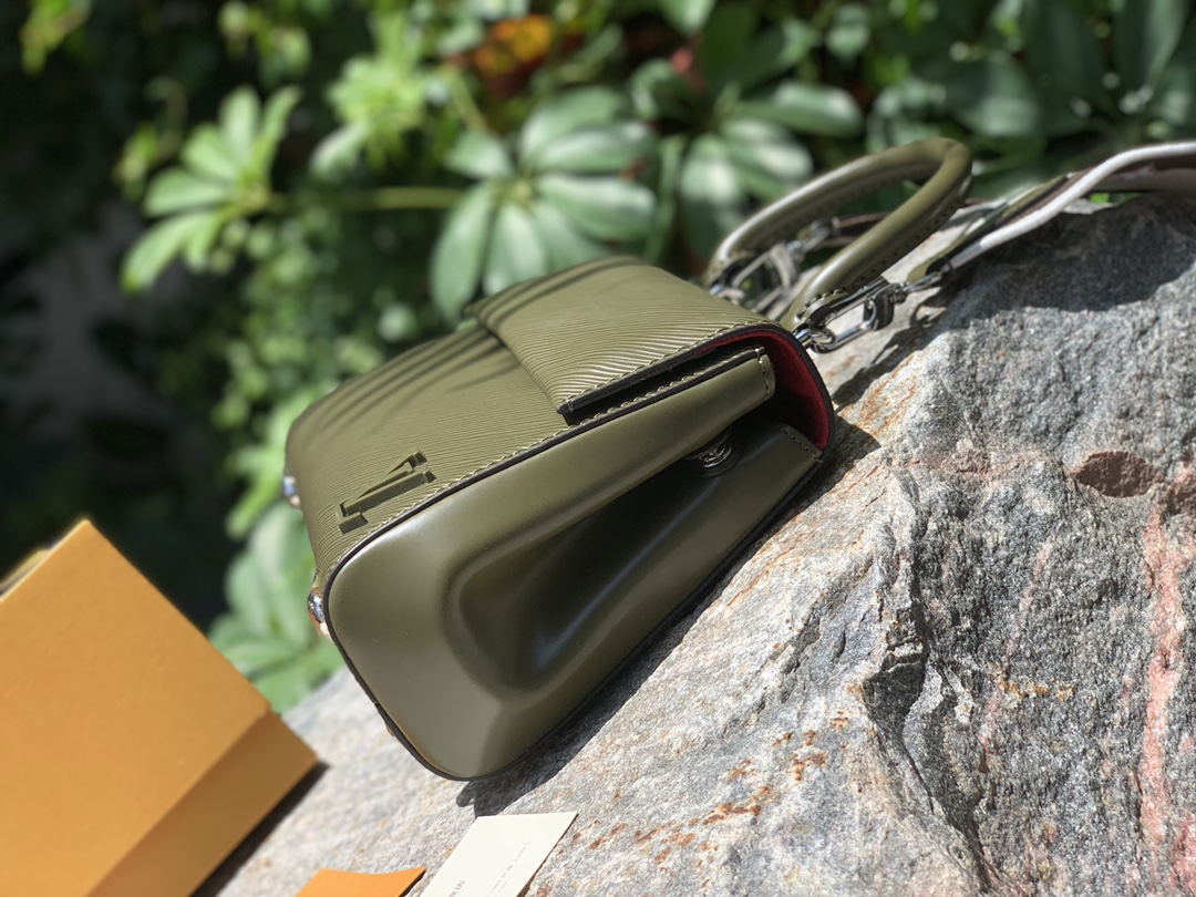 🌼 m58928绿色尺寸20 x 16 x 7.5 CM海外私渠里拿到了柜上同步到店的L&V新款CLUN