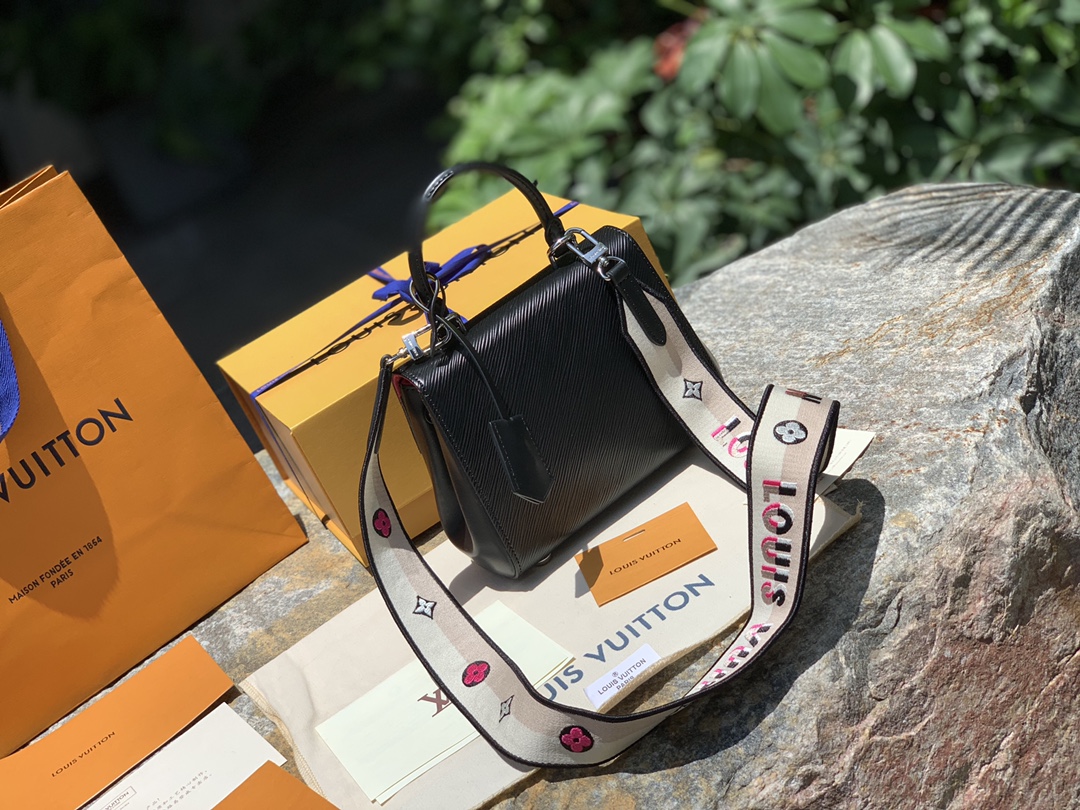 非市场普通货 进口皮料半钢五金 m59134黑色尺寸：20 x 16 x 7.5 CM高端控会不断回购的