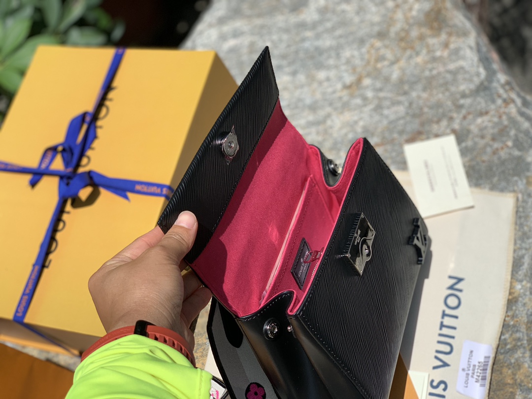 非市场普通货 进口皮料半钢五金 m59134黑色尺寸：20 x 16 x 7.5 CM高端控会不断回购的