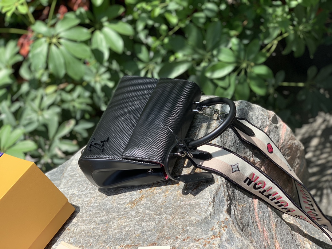 非市场普通货 进口皮料半钢五金 m59134黑色尺寸：20 x 16 x 7.5 CM高端控会不断回购的