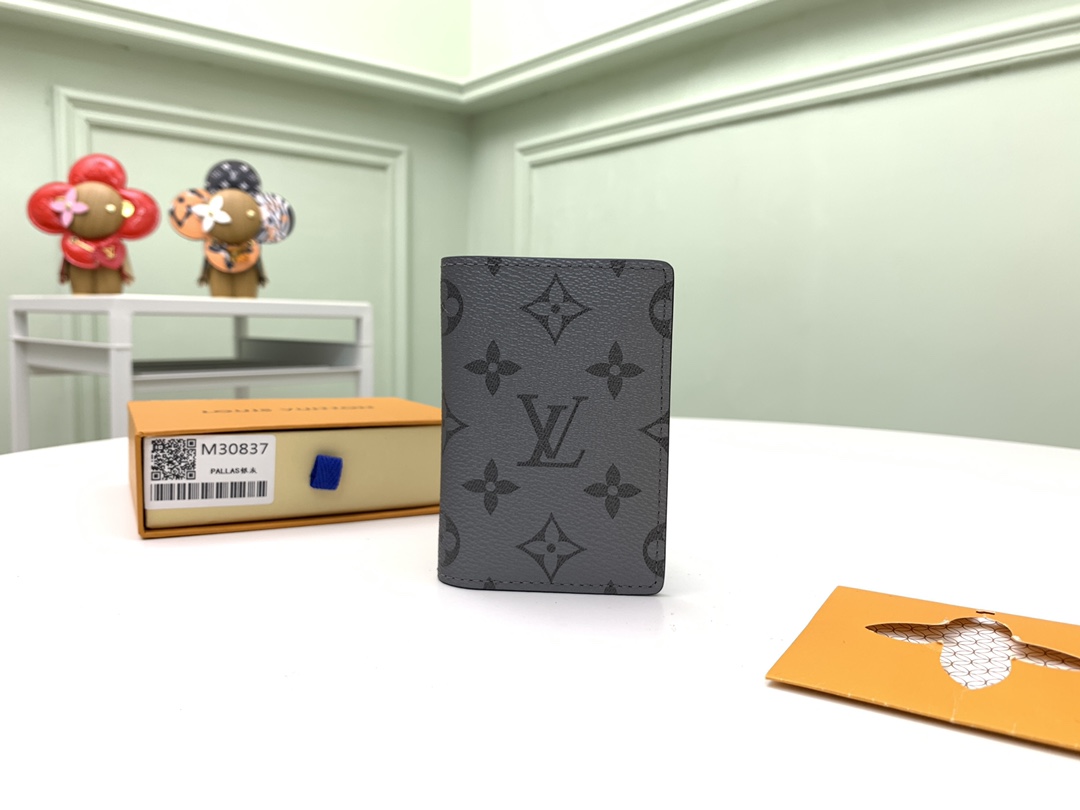 NO:671957,[Top Original] M30837 Pocket Wallet This pocket wallet is made of Monogram coated canvas and Taga leather, reflecting the restrained style of the Monogram pattern. The neat inner layer is equipped with pockets and card slots to store personal belongings in an orderly manner. Size: 8 x 11 x 1 cm., LV wallet, louis vuitton, wallets19860909【顶级原单】M30837口袋钱夹本款口袋钱夹取材 Monogram 涂层帆布和 Taga 皮革,映现 Monogram 图案的内敛格调.齐整内层设有口袋和卡位,有序收纳随身物品.尺寸:8 x 11 x 1 厘米 .,LV钱包,louis vuitton,wallets,欧美剧