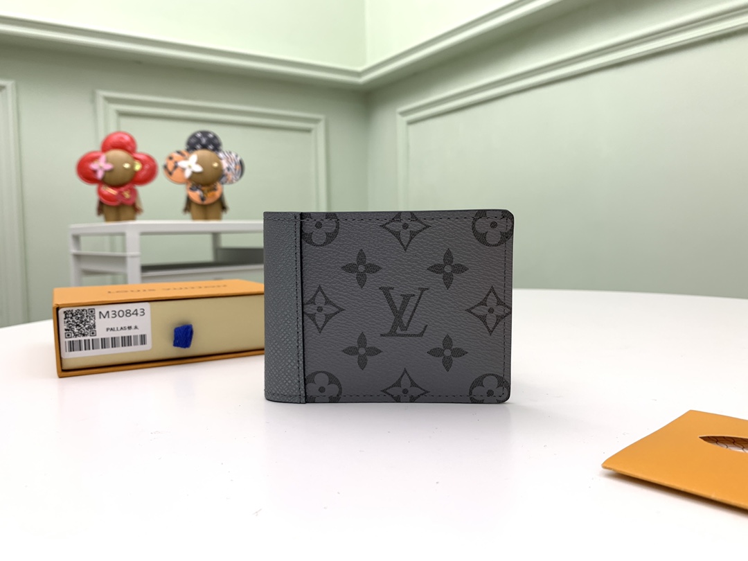 NO:671959,[Top original order] M30843 short clip. This Multiple wallet is from the Taigrama leather goods series. It is made of Taga leather and Monogram coated canvas to create an exquisite shape. It can accommodate cash, cards and bills. Size: 11.5 x 9 x 1.5 cm., LV wallet, louis vuitton, wallets19860909【顶级原单】M30843短夹本款 Multiple 钱夹出自 Taigrama 皮具系列,以 Taga 皮革和 Monogram 涂层帆布塑造玲珑构型,可容纳现金、卡片和票据.尺寸:11.5 x 9 x 1.5 厘米 .,LV钱包,louis vuitton,wallets,欧美剧