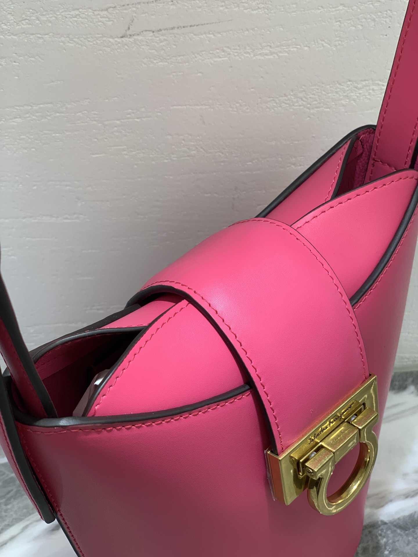 Ferragamo The latest popular Trifolio series shoulder bag FZ-211194 in the counter combines the design of bucket bag and classic shoulder bag. It