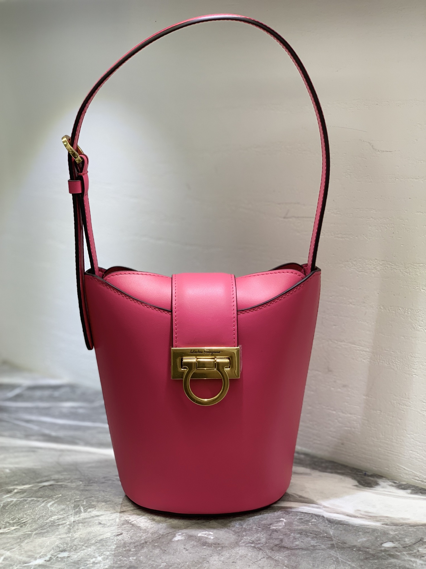 Ferragamo The latest popular Trifolio series shoulder bag FZ-211194 in the counter combines the design of bucket bag and classic shoulder bag. It