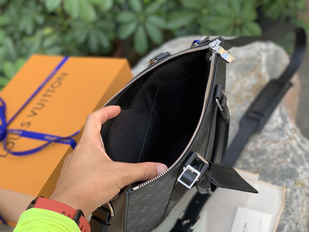 🌼 m46098尺寸26 x 28.5 x 6 CM原厂货！商务男必备的男士SAC 🌼PLAT CROS