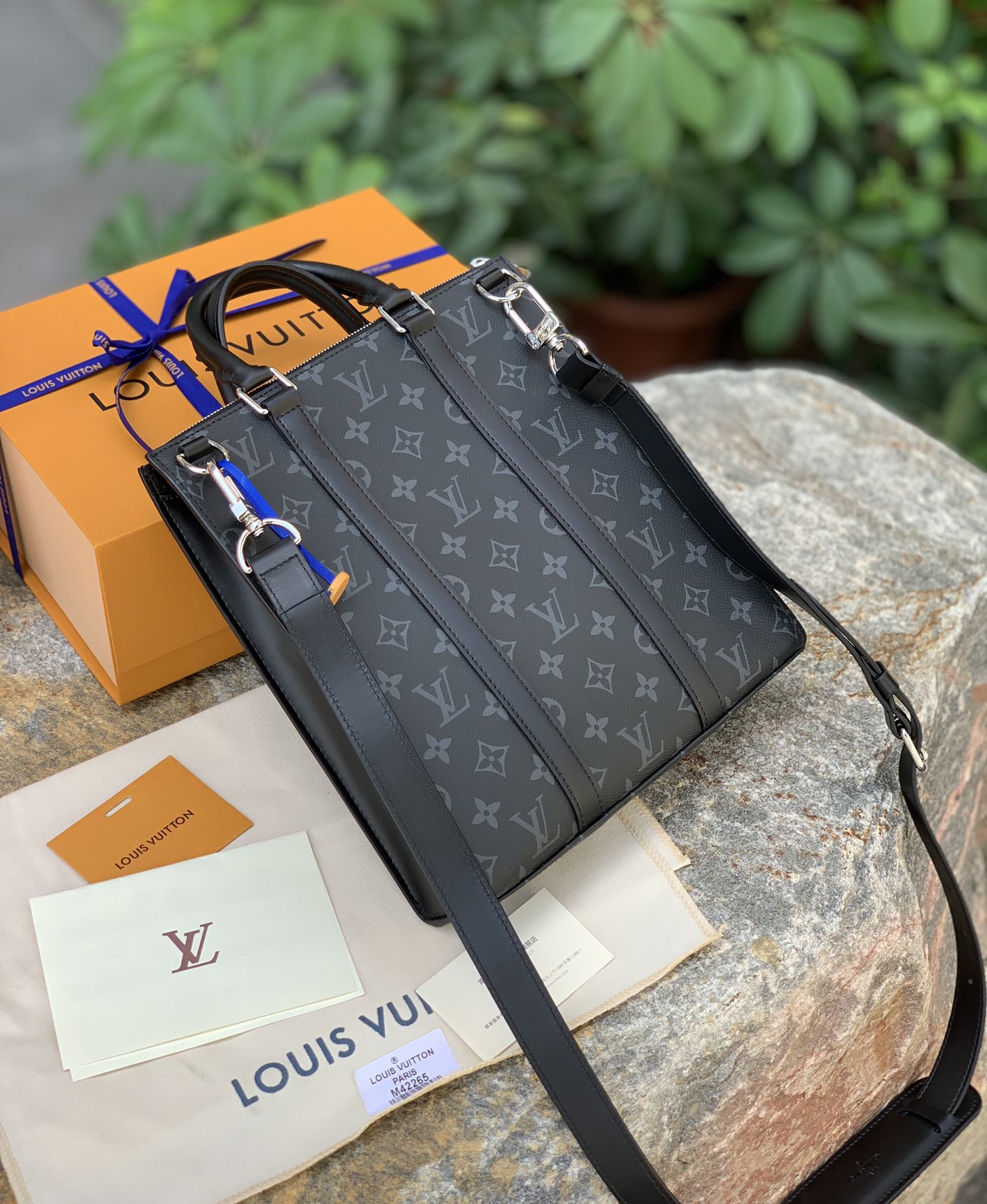 🌼 m46098尺寸26 x 28.5 x 6 CM原厂货！商务男必备的男士SAC 🌼PLAT CROS