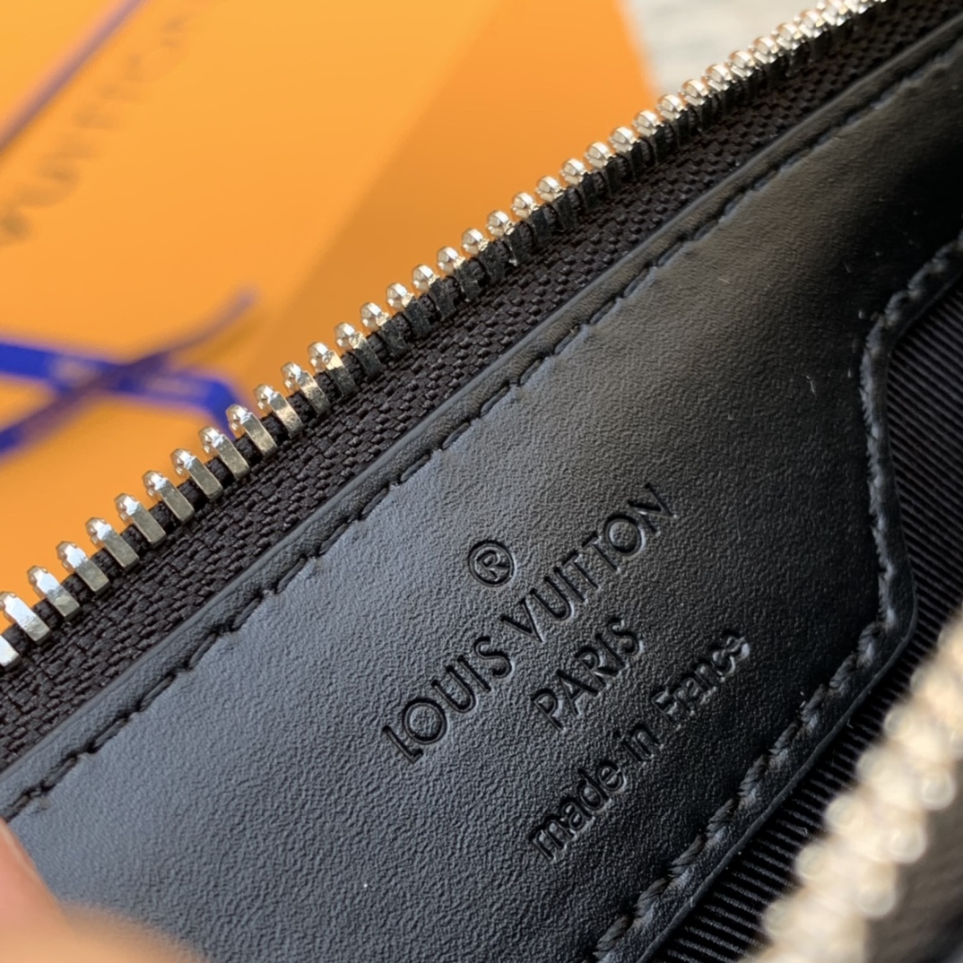 🌼 m46098尺寸26 x 28.5 x 6 CM原厂货！商务男必备的男士SAC 🌼PLAT CROS