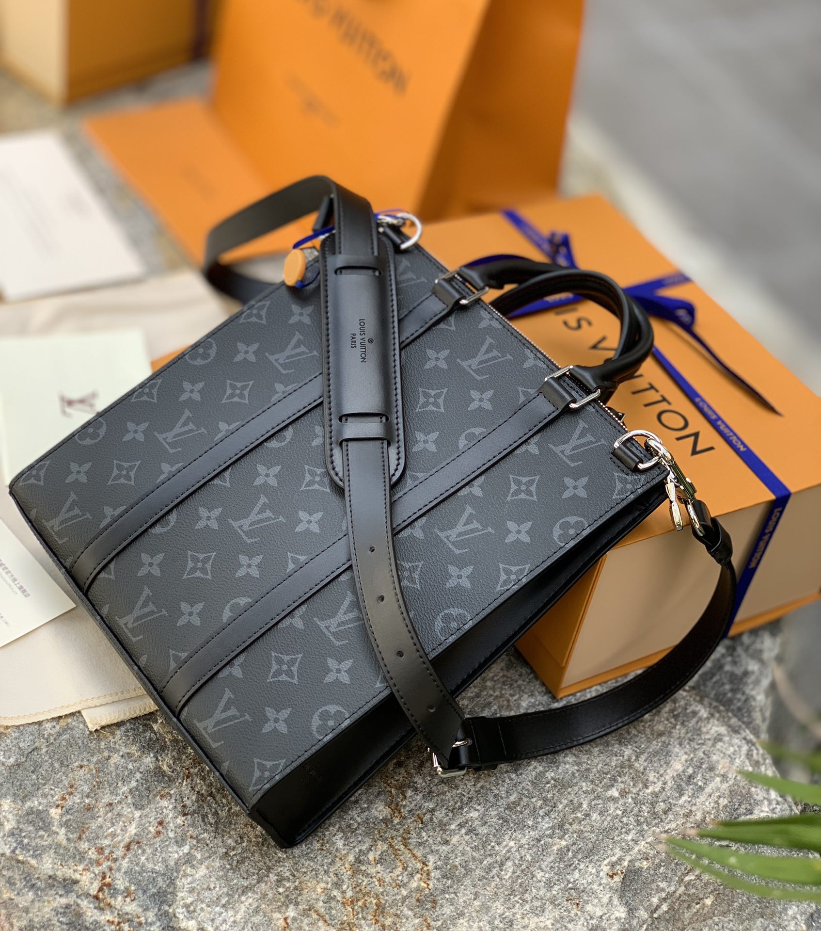 🌼 m46098尺寸26 x 28.5 x 6 CM原厂货！商务男必备的男士SAC 🌼PLAT CROS