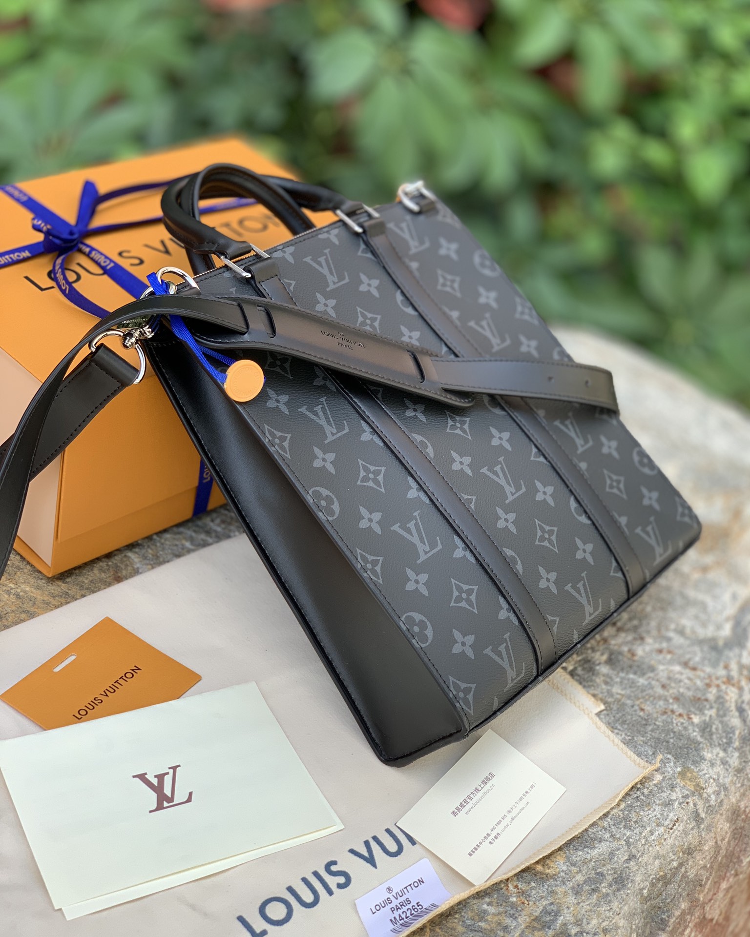 🌼 m46098尺寸26 x 28.5 x 6 CM原厂货！商务男必备的男士SAC 🌼PLAT CROS