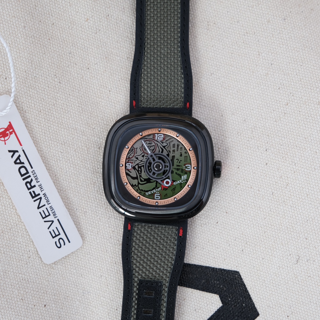 💰700 独家新款现货,
SEVENFRIDAY 七个星期五手表机械男表T3/05,虎年限量款,2022春季新品,改革后的新款比旧款更薄更轻舒适,大小45.6x45.0mm ,真空镀黑316L精钢表壳 ,线条质感明显 ,30米防水 ,机芯方面搭载日本镂空全自动机械机芯NH70 ,此机芯有40小时动能储存 ,K1强化矿物质玻璃 ,多层面渐变色半透明表盘设计 ,指针带夜光涂层 ,黑色小牛皮配帆布双色设计的表带,底部也是小牛皮,佩戴舒适耐用 ,表背配有NFC芯片用于检验 ,配上全套专柜新款包装 背囊 送人自用都高大上,本店保修一年,终身维护