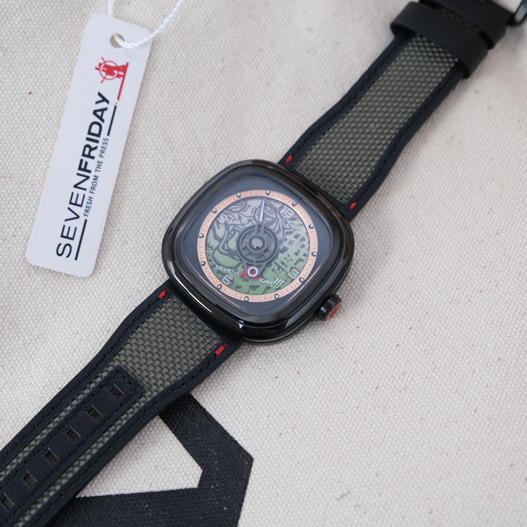 💰700 独家新款现货,
SEVENFRIDAY 七个星期五手表机械男表T3/05,虎年限量款,2022春季新品,改革后的新款比旧款更薄更轻舒适,大小45.6x45.0mm ,真空镀黑316L精钢表壳 ,线条质感明显 ,30米防水 ,机芯方面搭载日本镂空全自动机械机芯NH70 ,此机芯有40小时动能储存 ,K1强化矿物质玻璃 ,多层面渐变色半透明表盘设计 ,指针带夜光涂层 ,黑色小牛皮配帆布双色设计的表带,底部也是小牛皮,佩戴舒适耐用 ,表背配有NFC芯片用于检验 ,配上全套专柜新款包装 背囊 送人自用都高大上,本店保修一年,终身维护