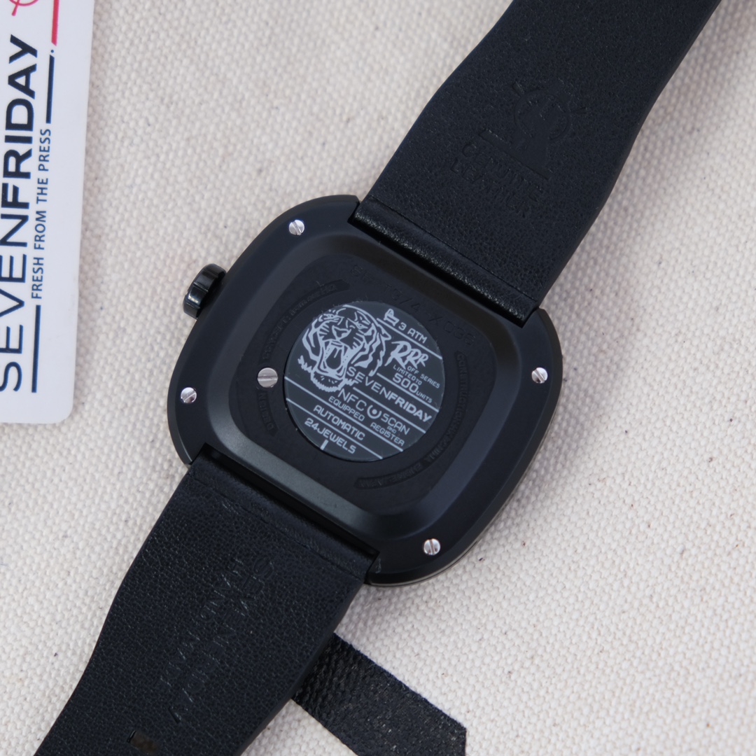 💰700 独家新款现货,
SEVENFRIDAY 七个星期五手表机械男表T3/05,虎年限量款,2022春季新品,改革后的新款比旧款更薄更轻舒适,大小45.6x45.0mm ,真空镀黑316L精钢表壳 ,线条质感明显 ,30米防水 ,机芯方面搭载日本镂空全自动机械机芯NH70 ,此机芯有40小时动能储存 ,K1强化矿物质玻璃 ,多层面渐变色半透明表盘设计 ,指针带夜光涂层 ,黑色小牛皮配帆布双色设计的表带,底部也是小牛皮,佩戴舒适耐用 ,表背配有NFC芯片用于检验 ,配上全套专柜新款包装 背囊 送人自用都高大上,本店保修一年,终身维护