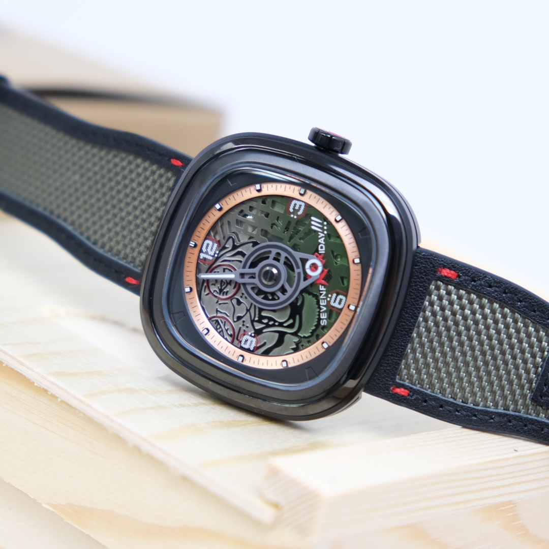 💰700 独家新款现货,
SEVENFRIDAY 七个星期五手表机械男表T3/05,虎年限量款,2022春季新品,改革后的新款比旧款更薄更轻舒适,大小45.6x45.0mm ,真空镀黑316L精钢表壳 ,线条质感明显 ,30米防水 ,机芯方面搭载日本镂空全自动机械机芯NH70 ,此机芯有40小时动能储存 ,K1强化矿物质玻璃 ,多层面渐变色半透明表盘设计 ,指针带夜光涂层 ,黑色小牛皮配帆布双色设计的表带,底部也是小牛皮,佩戴舒适耐用 ,表背配有NFC芯片用于检验 ,配上全套专柜新款包装 背囊 送人自用都高大上,本店保修一年,终身维护