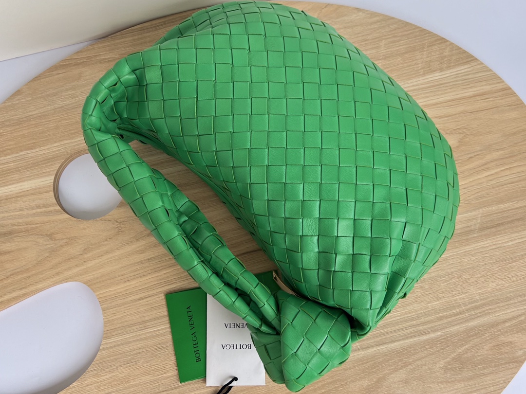 Bottega Veneta Batch 980 Parrot green JODIE large size comes out ~ 690225. It is much more practical than the small size. The shape is still fash
