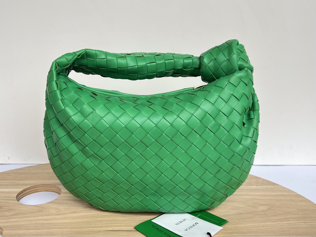 Bottega Veneta Batch 980 Parrot green JODIE large size comes out ~ 690225. It is much more practical than the small size. The shape is still fash