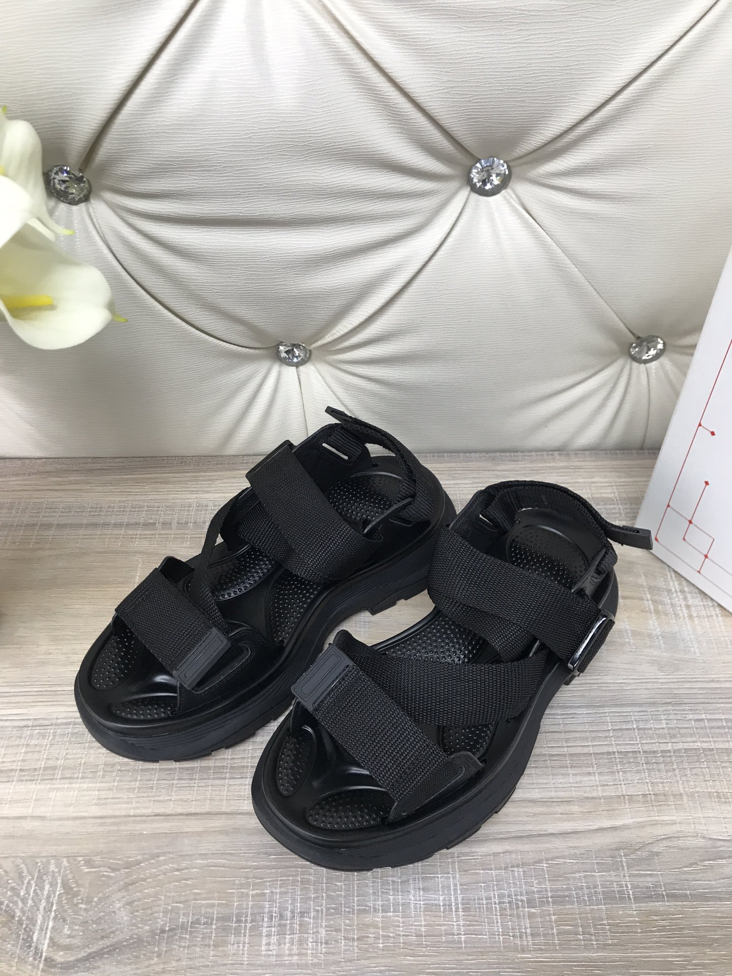 “McQuintread’s Classic Soles: Stylish Sandals for Spring 2022, Sizes 35-41” - 图片 4