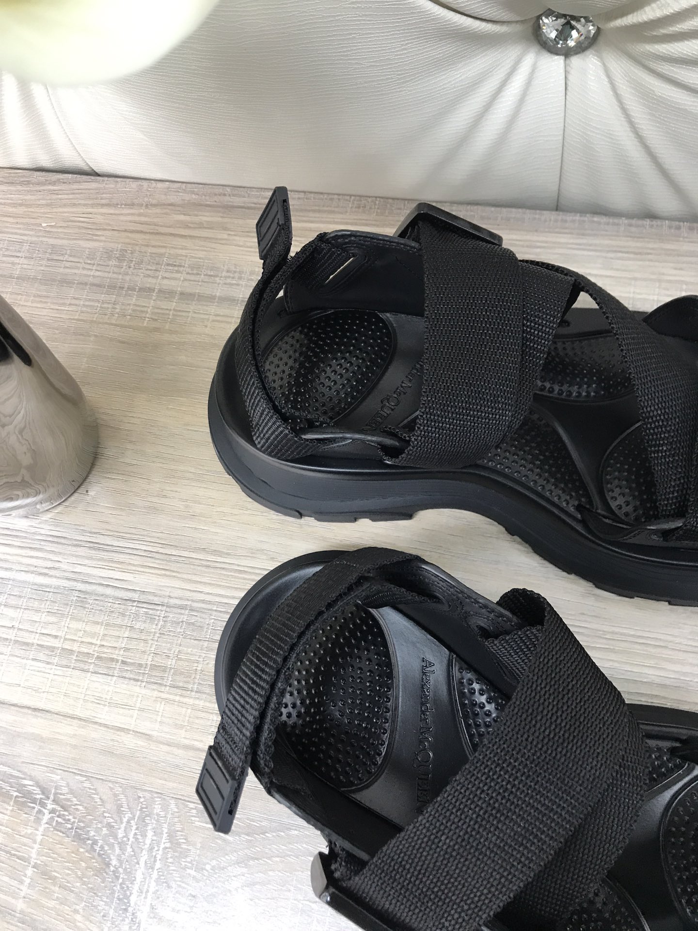 “McQuintread’s Classic Soles: Stylish Sandals for Spring 2022, Sizes 35-41” - 图片 6